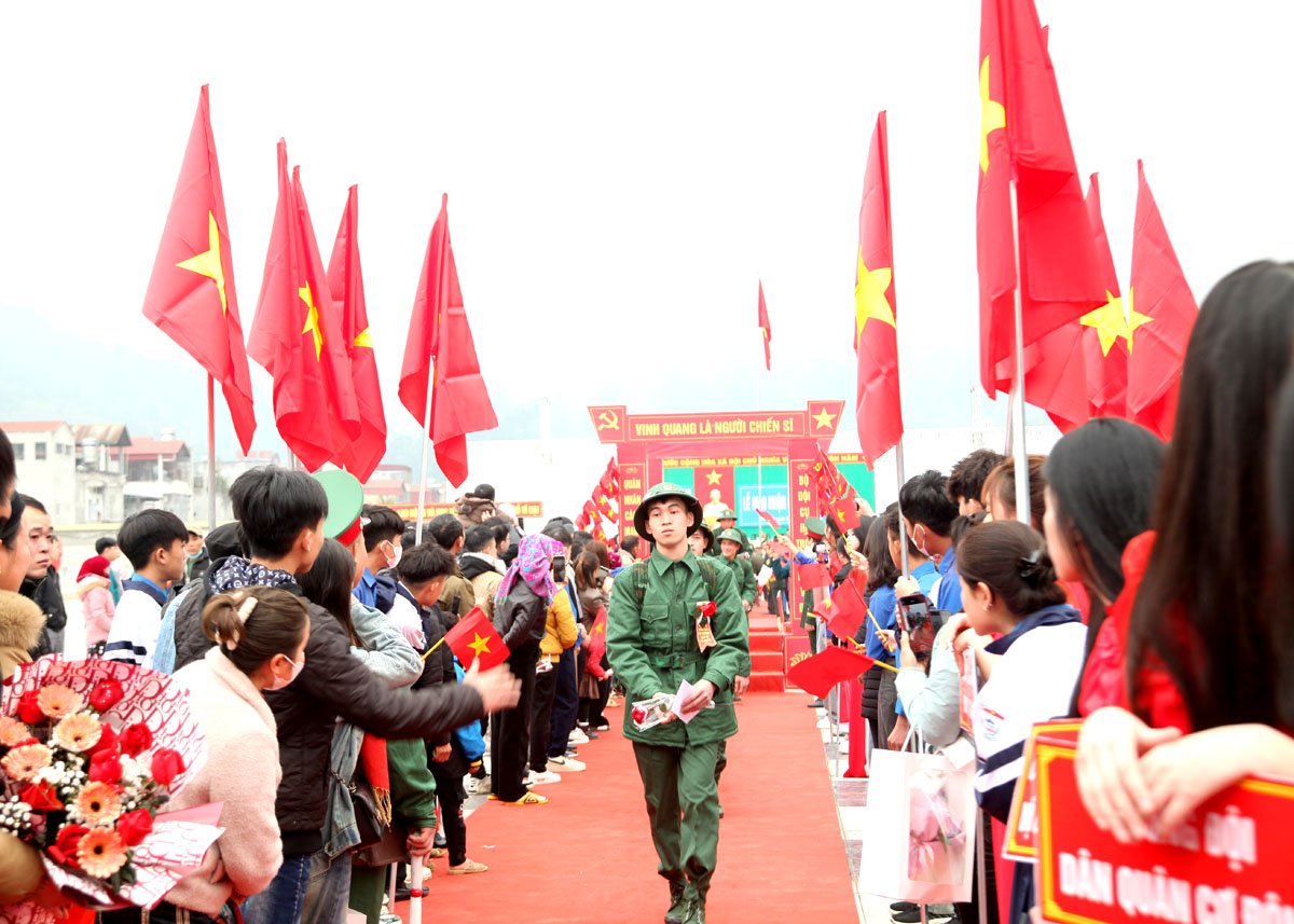 Thanh niên Yên Minh phấn khởi lên đường nhập ngũ.