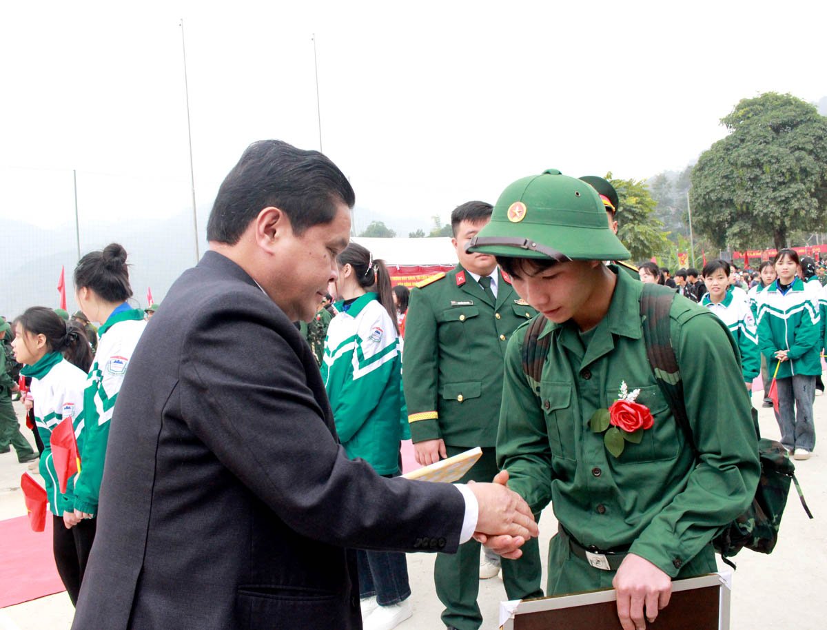 Chủ tịch Ủy ban MTTQ tỉnh Vàng Seo Cón tặng hoa động viên các tân binh.