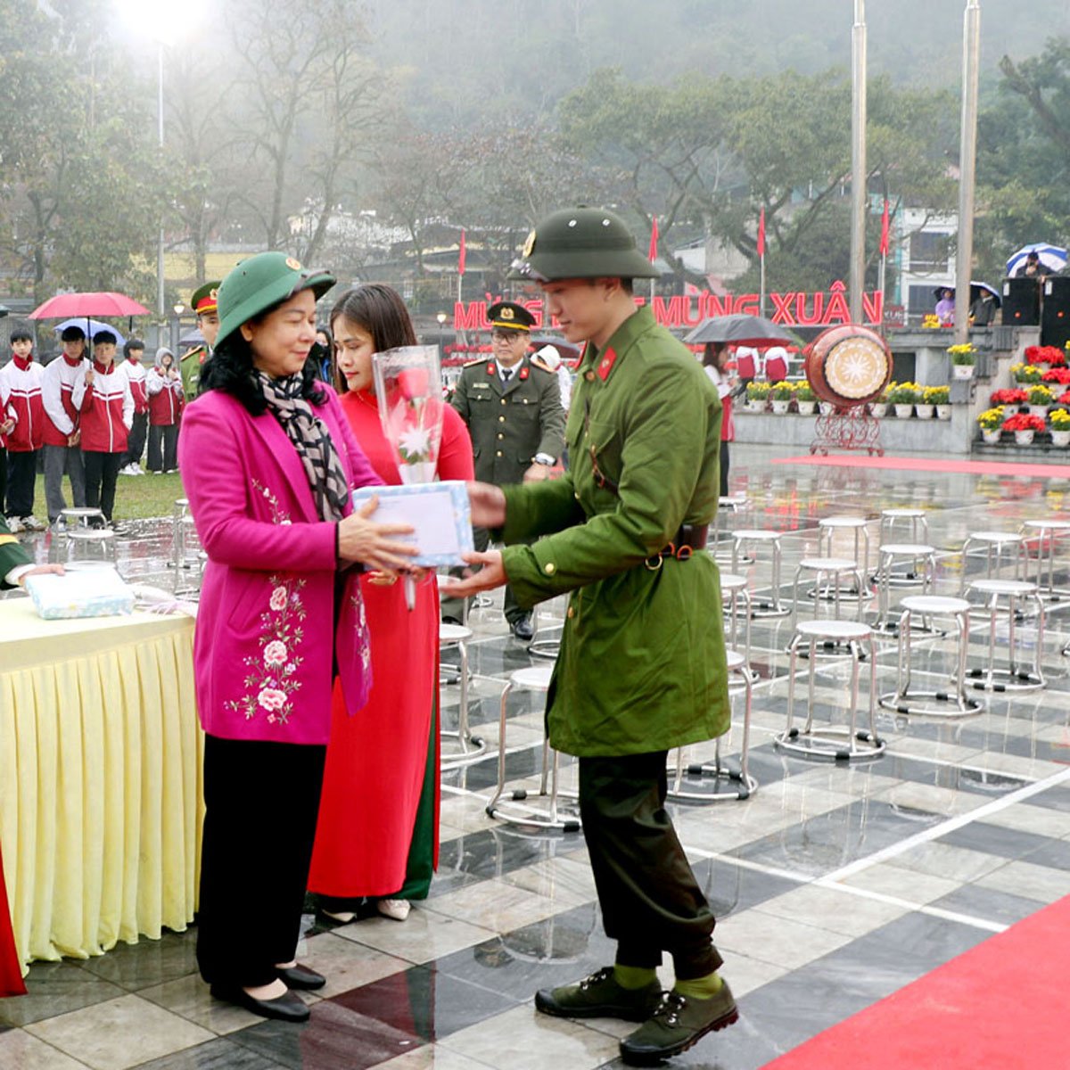 Lãnh đạo thành phố Hà Giang tặng hoa chúc mừng các tân binh lên đường nhập ngũ.