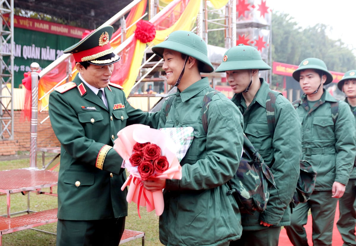 Thiếu tướng Nguyễn Hồng Thái, Phó Chính ủy Quân khu 2 tặng hoa, động viên tân binh lên đường nhập ngũ.