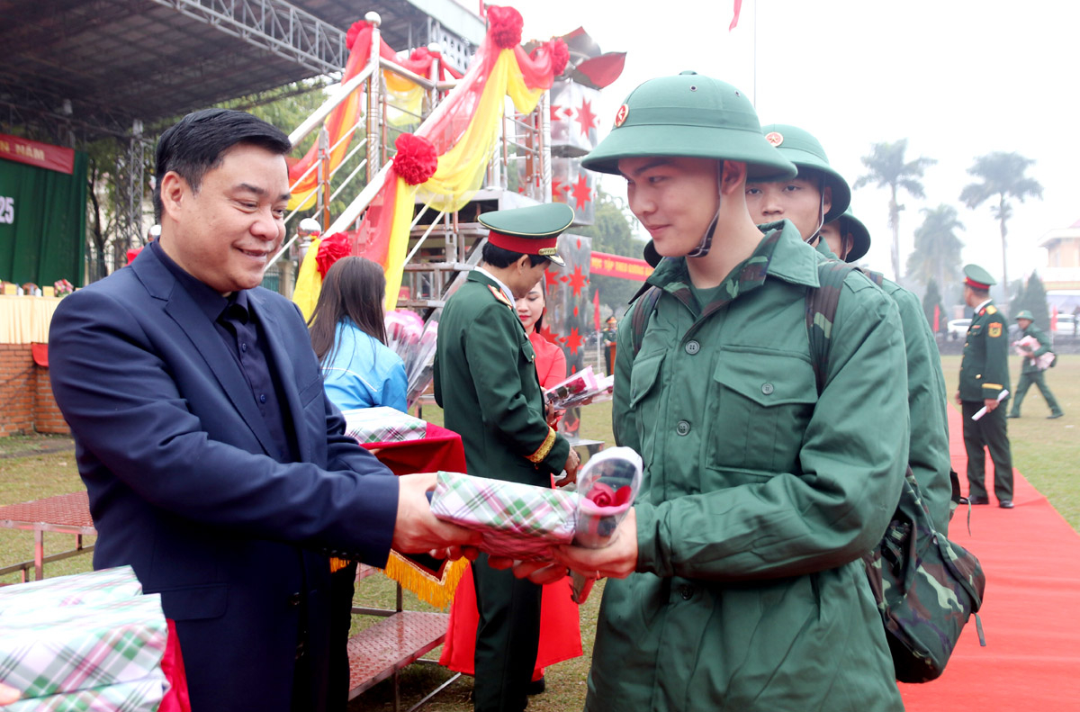 Phó Chủ tịch Thường trực UBND tỉnh Hoàng Gia Long tặng hoa và quà, động viên tân binh lên đường nhập ngũ.