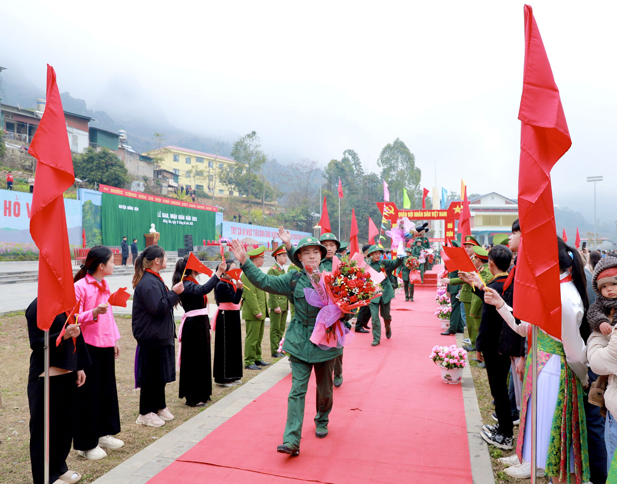 Các tân binh huyện Đồng Văn háo hức lên đường nhập ngũ