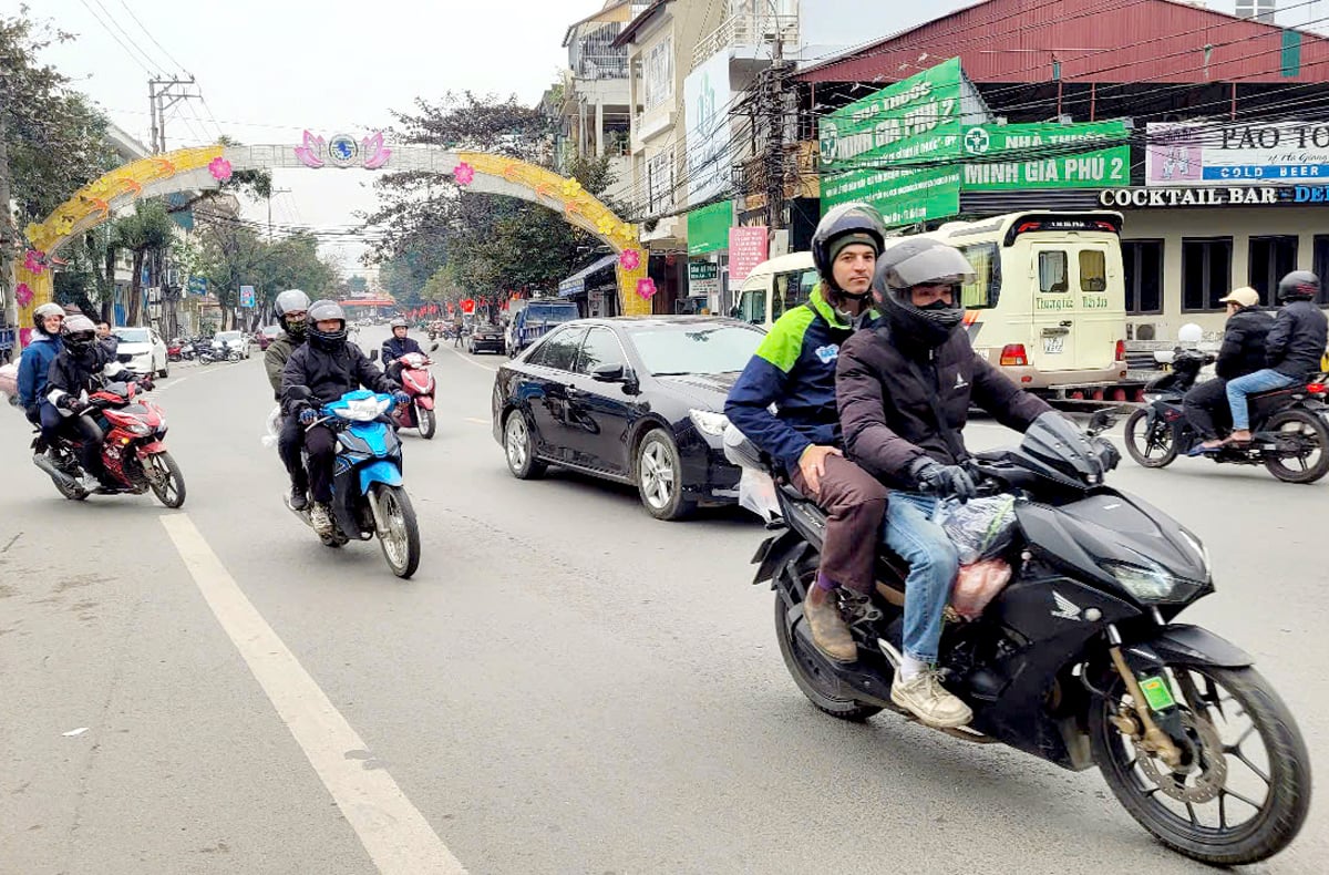 Lao động nông thôn làm nghề lái xe mô-tô đưa du khách trải nghiệm Hà Giang.