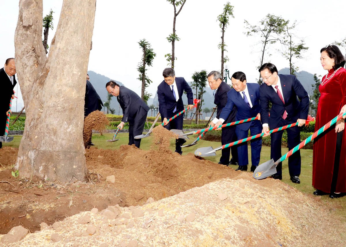 Bí thư Khu ủy Khu tự trị dân tộc Choang Quảng Tây và Bí thư Tỉnh ủy: Quảng Ninh, Hà Giang, Cao Bằng và Lạng Sơn trồng “Cây hữu nghị”.