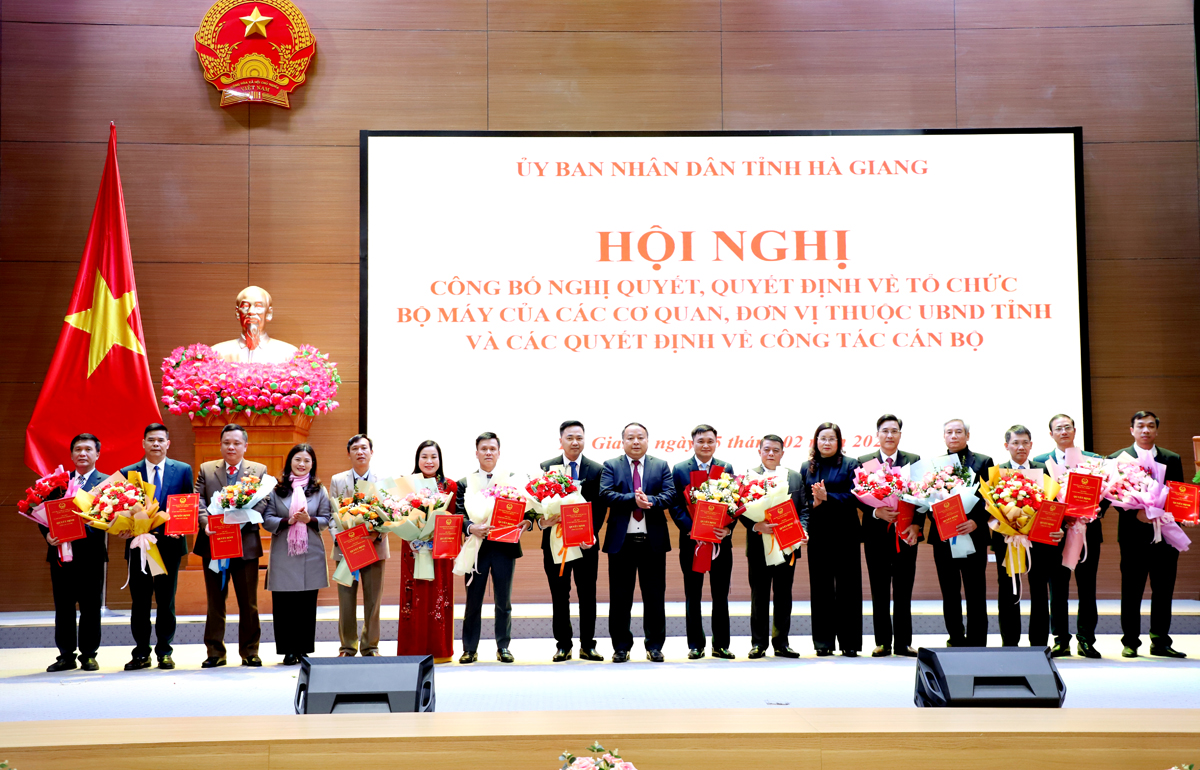 Các đồng chí lãnh đạo tỉnh trao Quyết định, tặng hoa chúc mừng các đơn vị được thành lập, tổ chức lại.