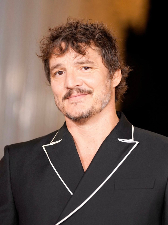 Pedro Pascal Tài tử nhận cơn mưa lời khen trong loạt The Last of Us (2023) - được đề cử 24 giải Emmy, cũng nhận một đề cử cho Nam chính xuất sắc. Anh khắc họa trọn vẹn nội tâm phức tạp của nhân vật Joel - ẩn sau vẻ ngoài vô cảm là trái tim tràn đầy tình yêu thương. Những chuyển biến tâm lý của Joel biểu lộ rõ nét qua từng ánh mắt.Bộ phim dựa trên trò chơi cùng tên do hãng Naughty Dog sản xuất, được Sony phát hành năm 2013. Kịch bản lấy bối cảnh 20 năm sau thảm họa xác sống, Joel (Pedro Pascal) được thuê để hộ tống cô bé Ellie (Bella Ramsey) ra khỏi khu vực cách ly tập trung. Đặt nhân loại vào tình huống sống còn,tác phẩm truyền tải câu chuyện nhân văn về tình cảm gia đình và tình bạn cũng như gợi lên nhiều suy ngẫm về lựa chọn của con người. Ảnh: AFP