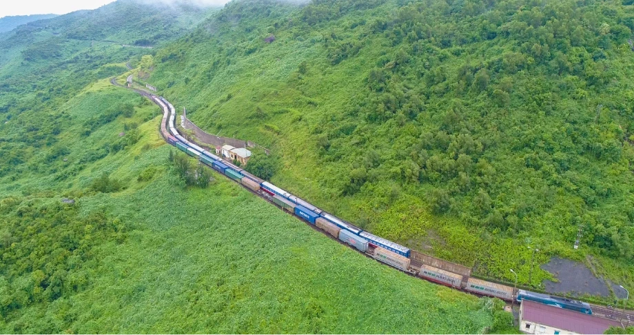 Đoàn tàu Bắc Nam xuyên qua những dãy núi hùng vỹ. (Ảnh: PV/Vietnam+)