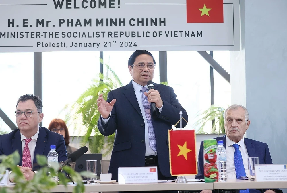 Thủ tướng Phạm Minh Chính phát biểu tại cuộc gặp lãnh đạo tỉnh và Phòng Thương mại và Công nghiệp tỉnh Prahova. (Ảnh: Dương Giang/TTXVN)