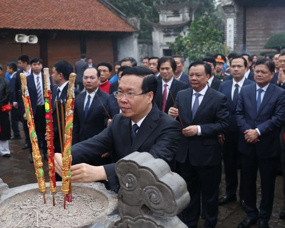 Chủ tịch nước Võ Văn Thưởng dâng hương tại Di tích Quốc gia Đặc biệt Cổ Loa. (Ảnh: Thống Nhất/TTXVN)