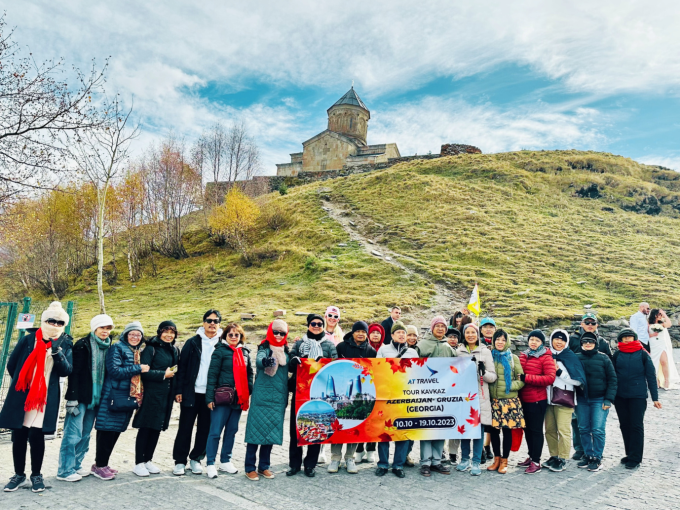 Du khách chiêm ngưỡng những nhà thờ hình nón dài mang đậm phong cách Gruzia. Ảnh: AT Travel