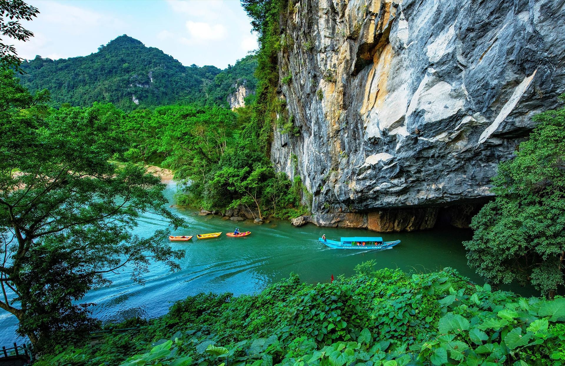 dong phong nha ke bang dep den choang ngop.jpg