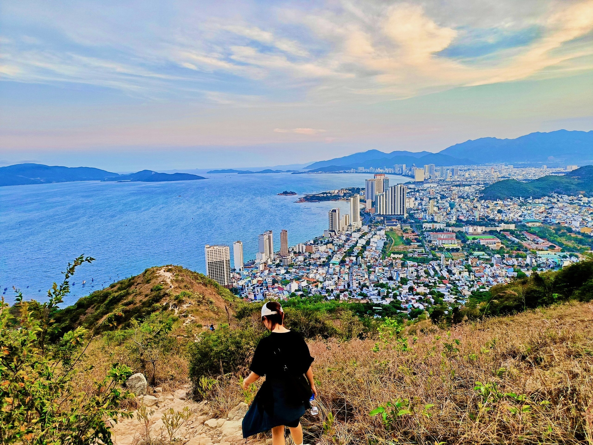 Leo núi Cô Tiên ngắm toàn cảnh TP Nha Trang - Ảnh: MINH CHIẾN