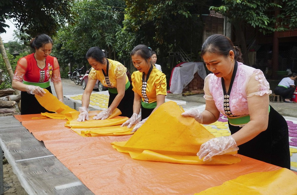 Bánh khẩu xén sau khi dát mỏng được mang đi phơi khô vừa phải rồi cắt. (Ảnh: Xuân Tư/TTXVN)