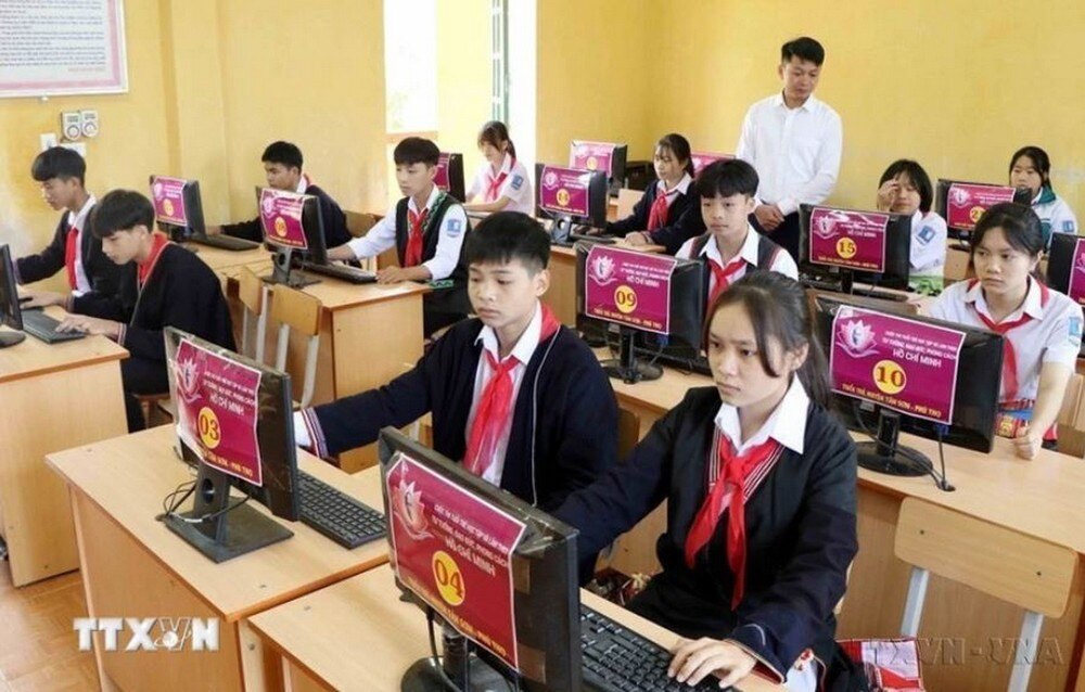 Giờ học tin học của học sinh Trường phổ thông Dân tộc nội trú Trung học cơ sở huyện Tân Sơn, tỉnh Phú Thọ. (Ảnh: Trung Kiên/TTXVN)