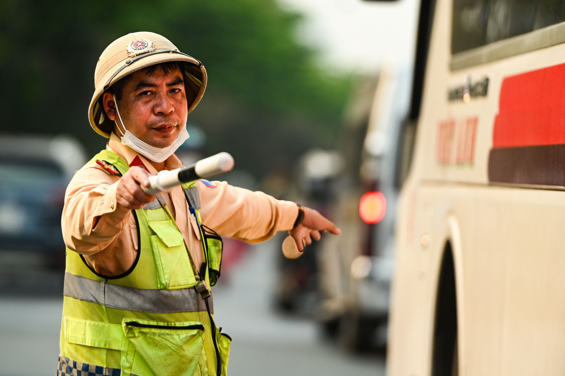 Cảnh sát giao thông tăng cường đảm bảo trật tự an toàn giao thông dưới thời tiết nắng nóng dịp nghỉ lễ - Ảnh: HỒNG QUANG