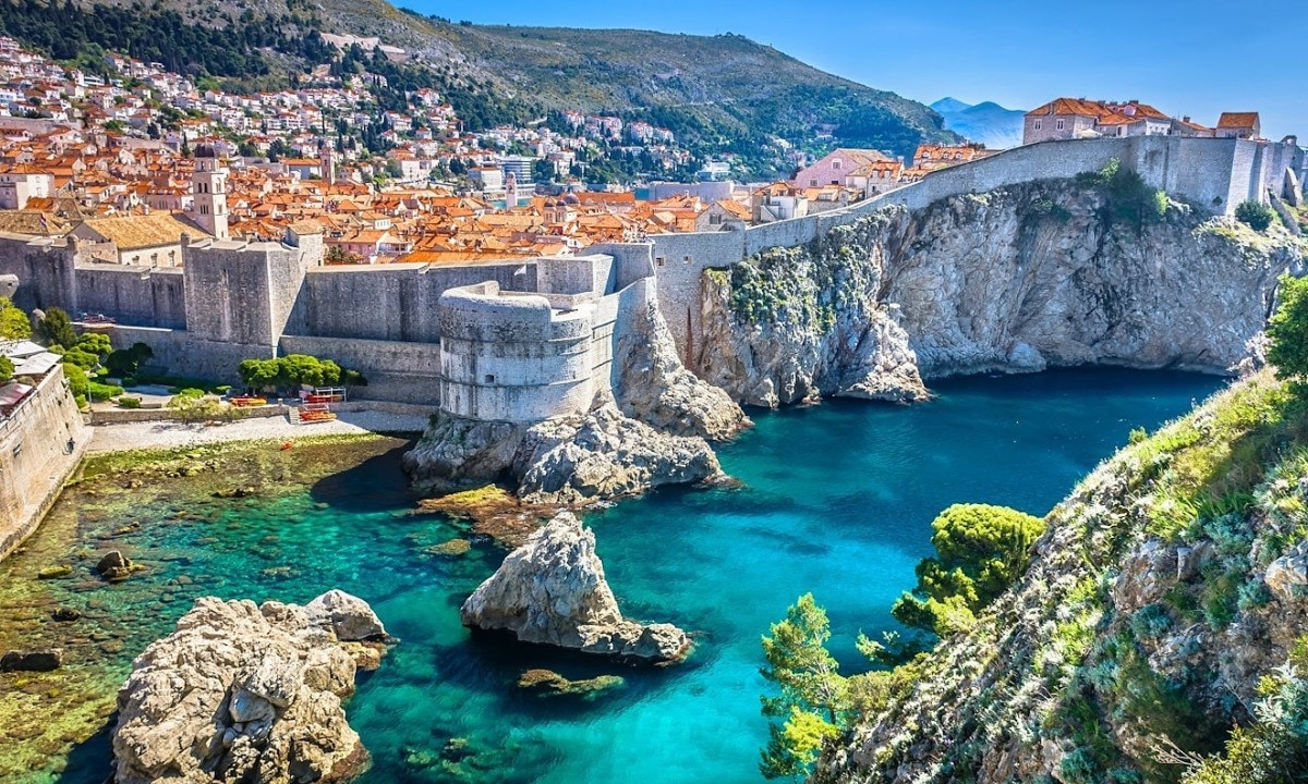  Thành phố biển Dubrovnik nổi tiếng của Croatia đang trong tình trạng quá tải. Theo Holidu, ứng dụng đặt phòng nghỉ, đây là thành phố quá tải nhất châu Âu với tỷ lệ 36:1 (36 khách du lịch, 1 người địa phương). Năm ngoái, thành phố cũng đưa ra nhiều biện pháp hạn chế lượng khách hàng ngày để đảm bảo 