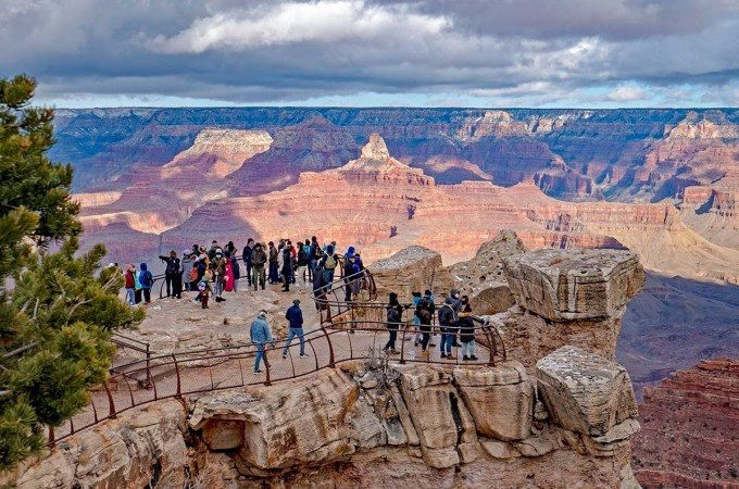 Du khách tập trung tại Mather Point để ngắm đại vực Grand Canyon, một điểm du lịch hút khách tại Mỹ