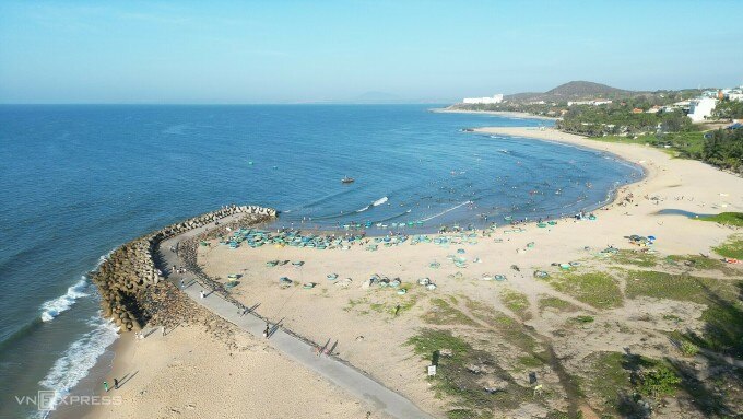 Bãi tắm Đá Ông Địa (TP Phan Thiết), nơi nhiều du khách đến tắm và chụp ảnh. Ảnh: Việt Quốc