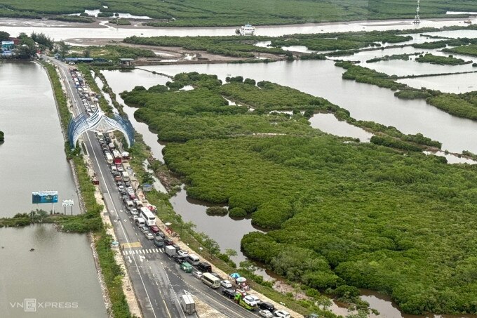 Tình trạng ùn tắc ở bến Cái Viềng trên đảo Cát Bà vào trưa ngày 24/7. Ảnh: Lê Tân