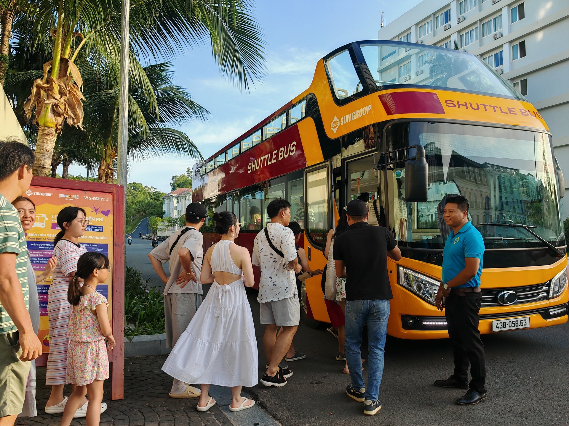 Những du khách đầu tiên trải nghiệm xe bus 2 tầng.