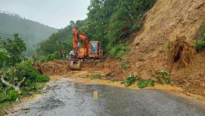 Hót dọn đất đá trên quốc lộ 34 qua Cao Bằng. Ảnh: Sở GTVT Cao Bằng