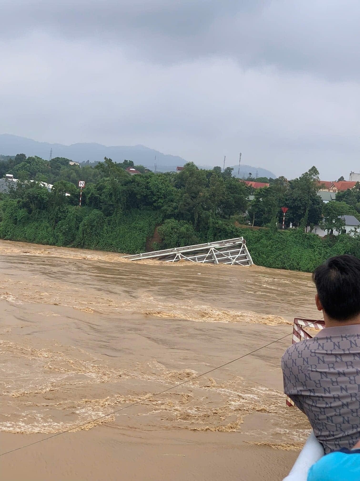 Sập cầu Phong Châu ở Phú Thọ, nhiều người và xe cộ rơi xuống sông - 2