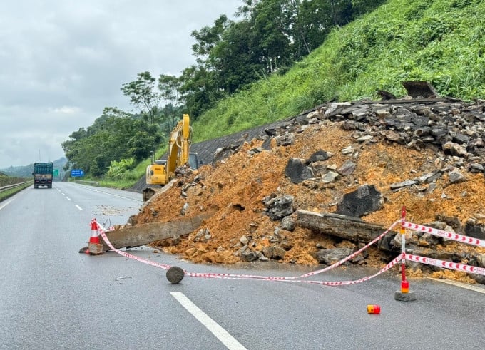 Sạt lở trên cao tốc Nội Bài - Lào Cai, đoạn gần lối ra TP Lào Cai. Ảnh: Ngọc Thành