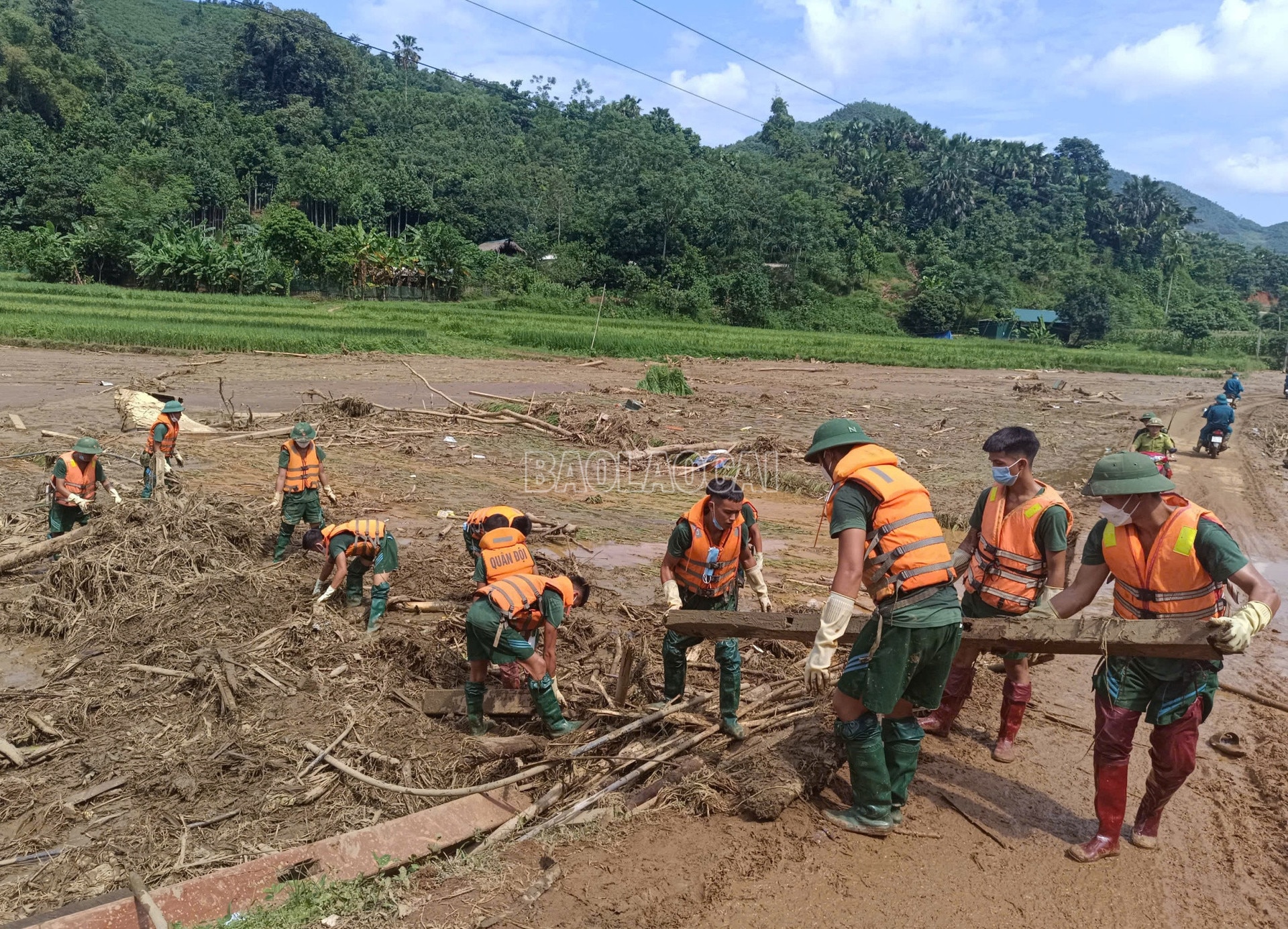 Thủ tướng tới hiện trường vụ sạt lở làm gần 100 người thiệt mạng và mất tích tại Lào Cai- Ảnh 5.