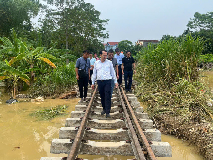 Lãnh đạo ngành đường sắt kiểm tra một số đoạn bị xói lở mất nền đường. Ảnh: VNR