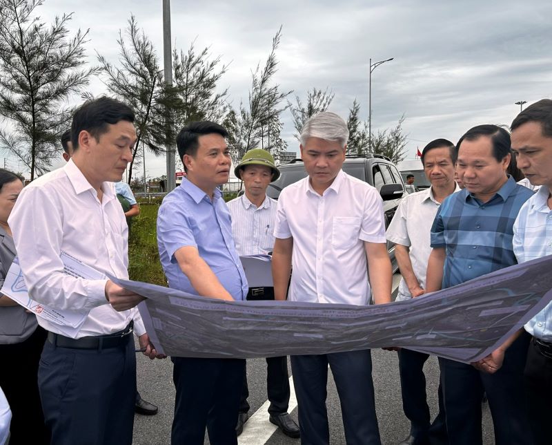 Ông Lê Ngọc Châu, Chủ tịch UBND tỉnh Hải Dương kiểm tra tiến độ Dự án đường trục Đông-Tây huyện Kim Thành. Ảnh: Cổng thông tin điện tử Hải Dương