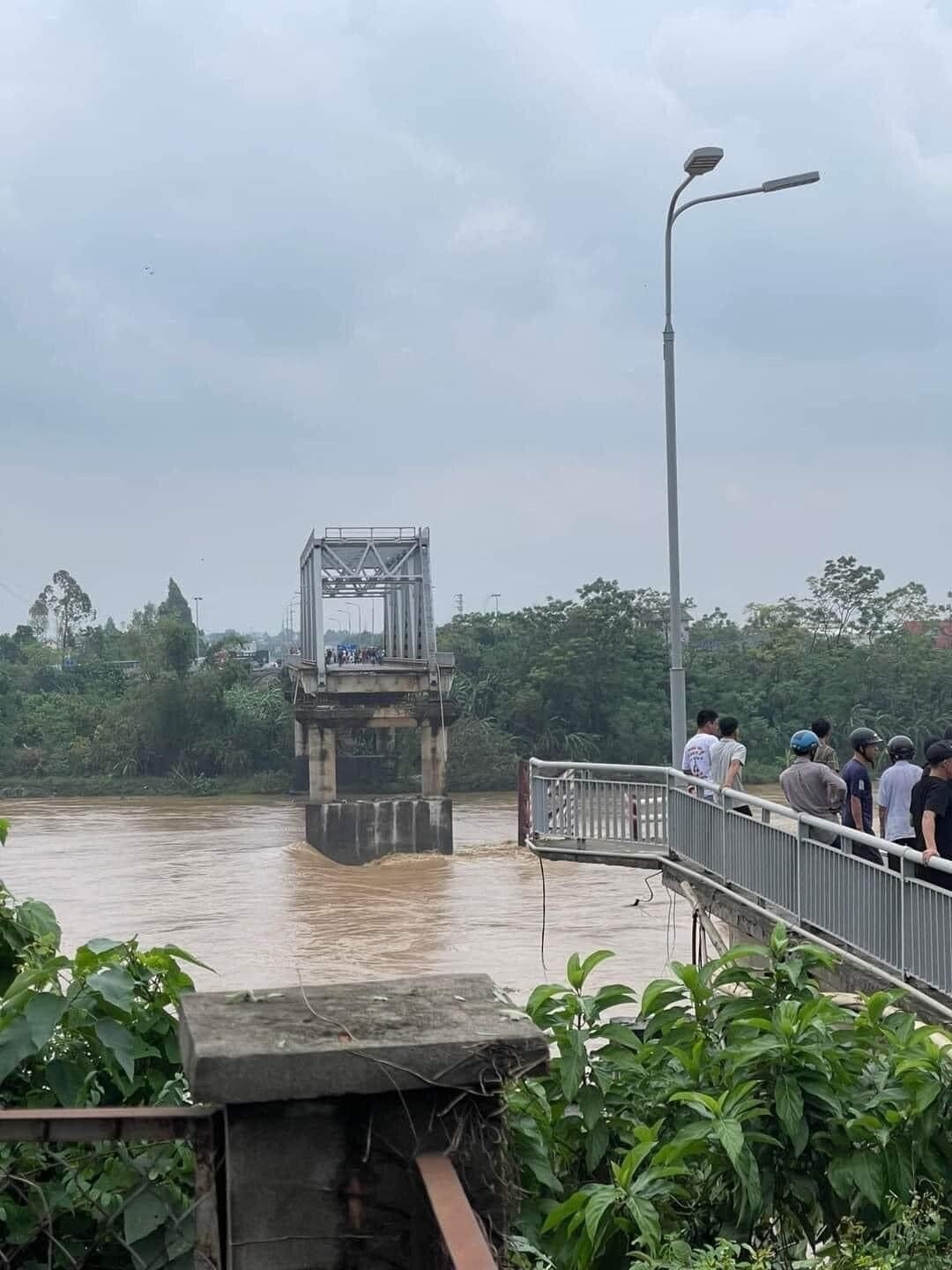 Sập cầu Phong Châu ở Phú Thọ, nhiều người và xe cộ rơi xuống sông - 1