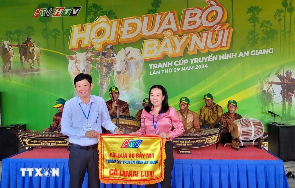 ttxvn-hoi_dua_bo_bay_nui_an_giang (14).jpg