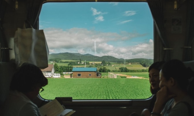 Tàu Shinkansen đi qua vùng Hokkaido. Ảnh: Sơn Tùng