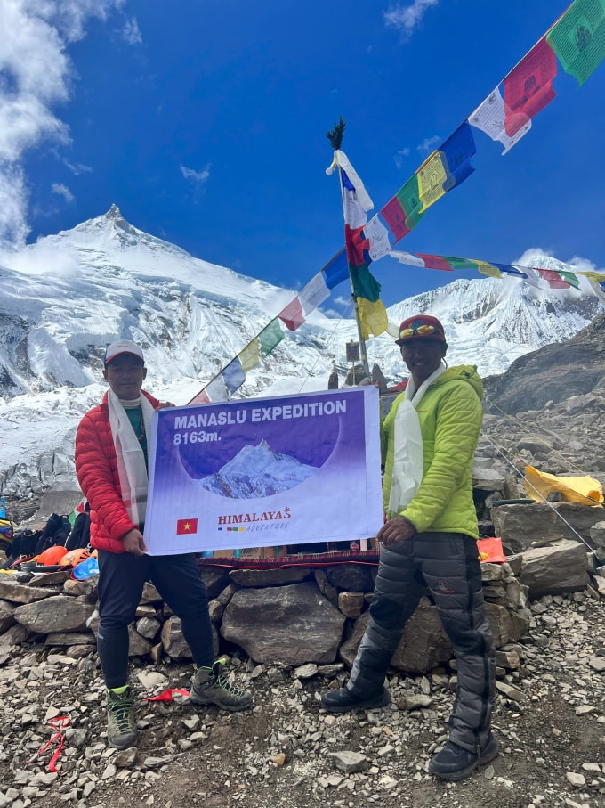 Nguyễn Mạnh Duy và Temba Bhote trước khi chinh phục đỉnh Manaslu. Ảnh: NVCC