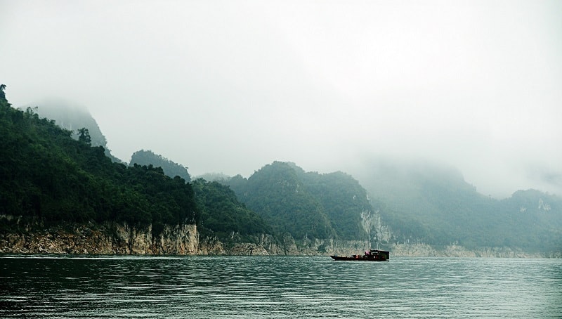 Thung Nai đẹp nhất là vào mùa hè, từ tháng 5 đến tháng 8.