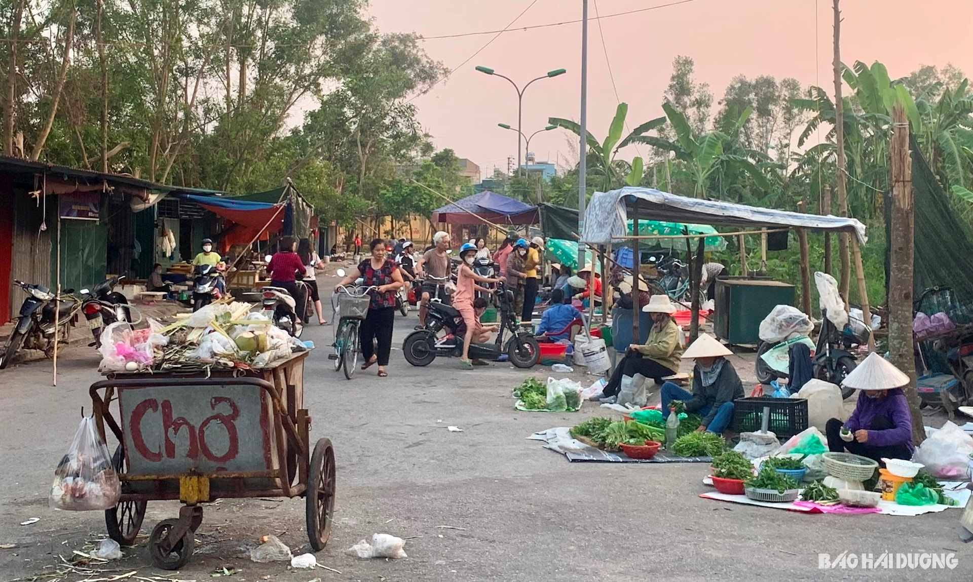 Chợ tạm Phú Lương tại khu tái định cư phường Ngọc Châu hoạt động ngay dưới lòng đường