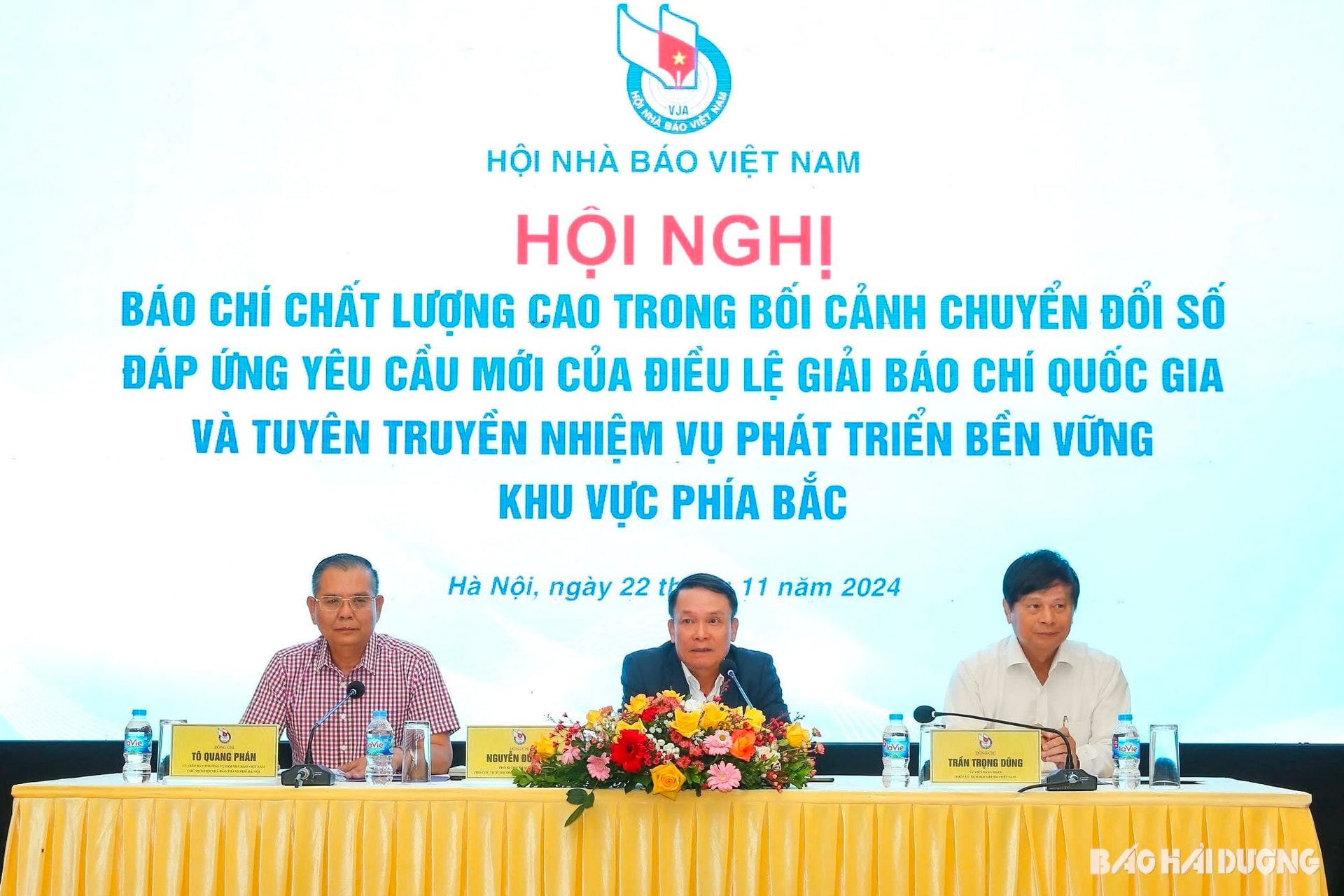 chu-tri-hoi-nghi.jpg