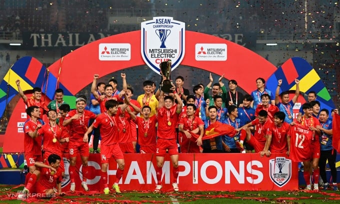 Đội tuyển Việt Nam nâng Cup vô địch ASEAN Cup 2024, tối 5/1. Ảnh: Giang Huy