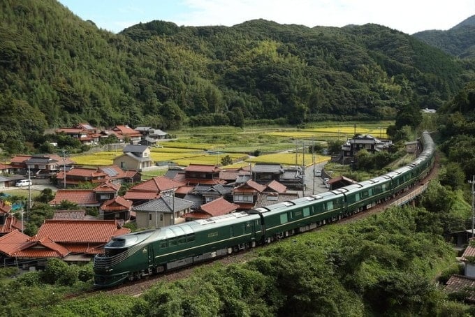 Chuyến tàu 5 sa0 Twilight Express Mizukaze băng qua vùng nông thôn ở Kyôt, Nhật Bản. Ảnh: Inside Kyoto