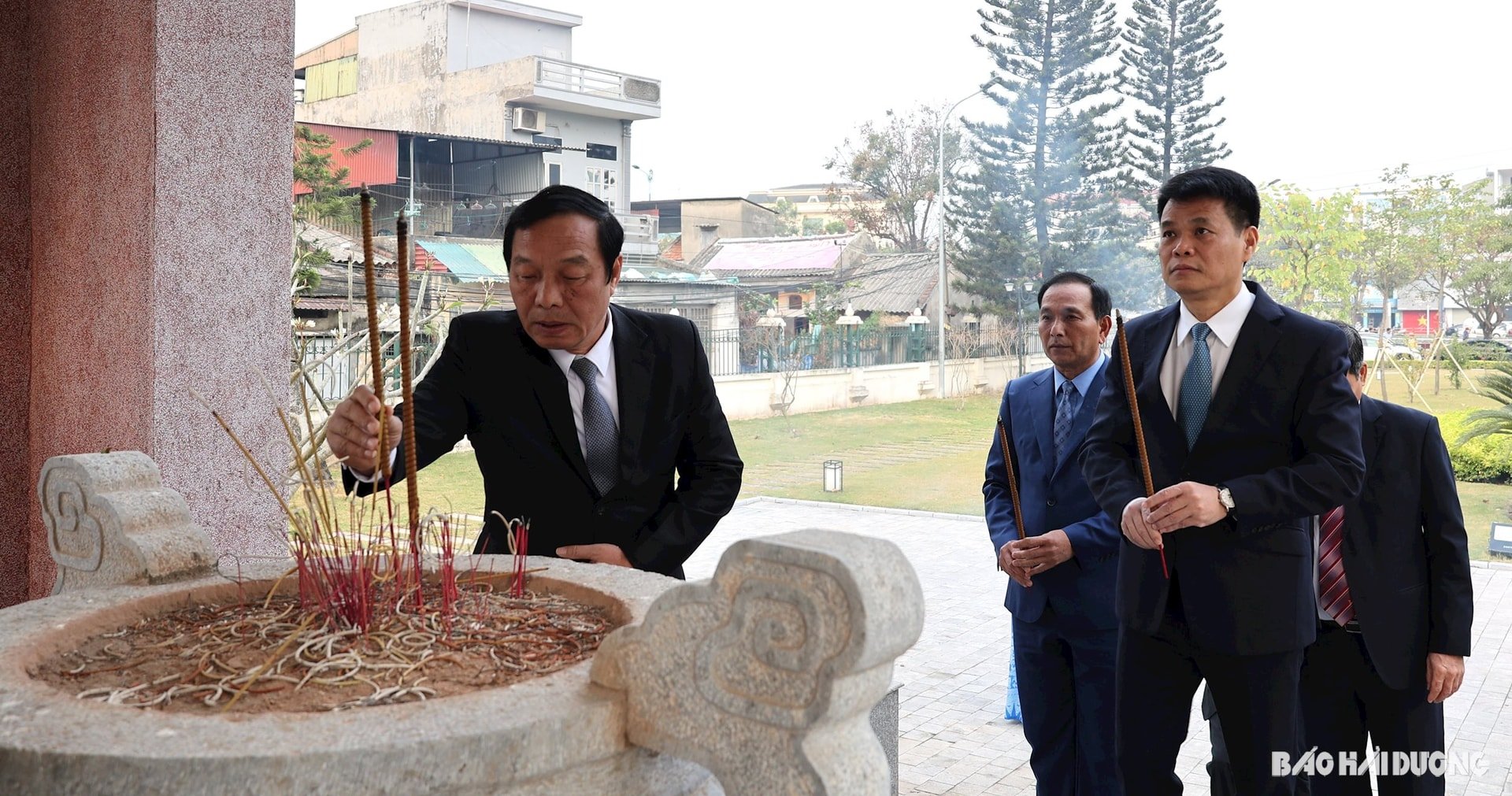  Các đồng chí lãnh đạo tỉnh thắp hương cho các nhà tiền bối cách mạng, các anh hùng liệt sĩ