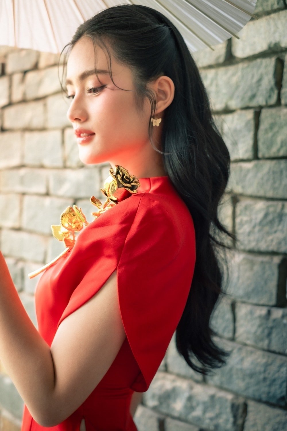 Hoa hậu Ý Nhi khoe nhan sắc rực rỡ trước khi lên đường thi Miss World - 3