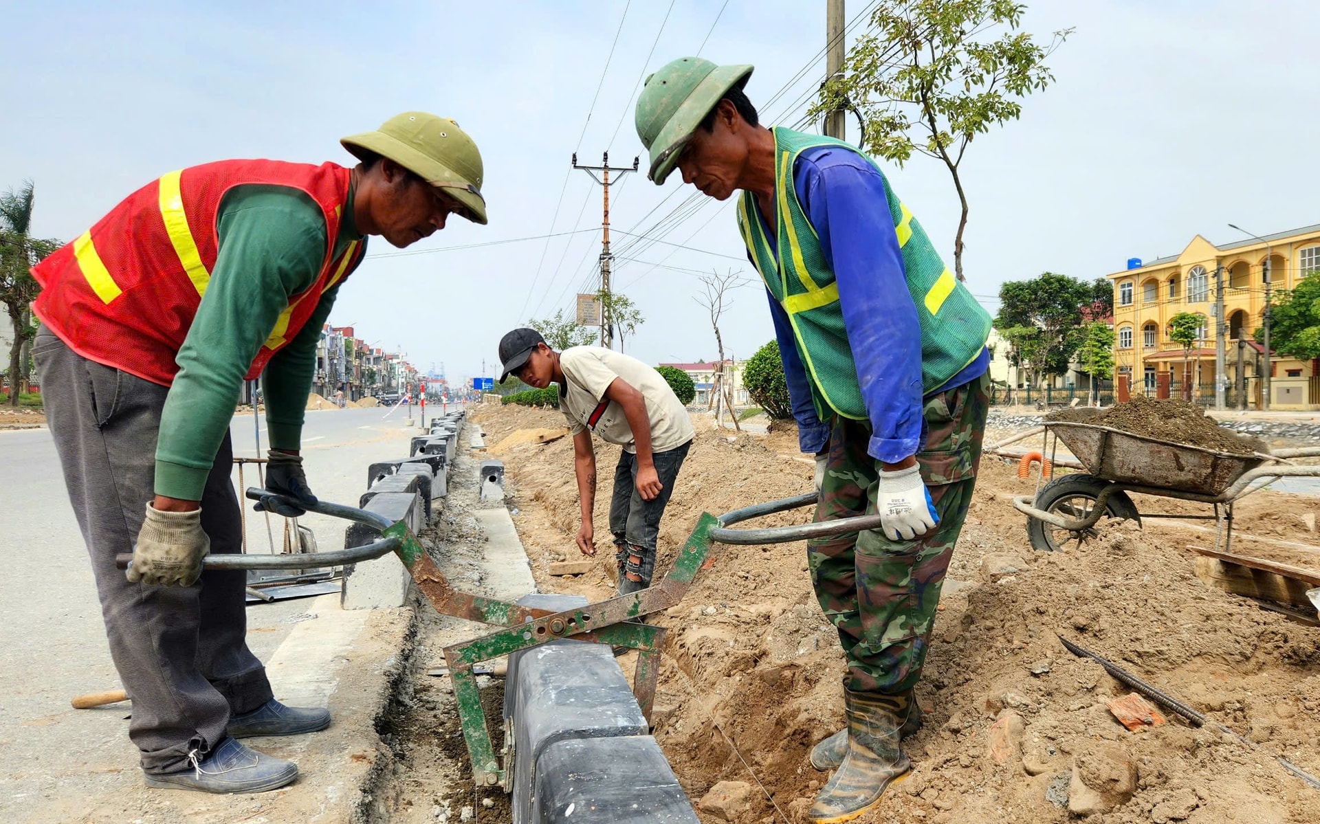 Dự án cải tạo, nâng cấp vỉa hè đường tỉnh 392 và đường Đinh Tiên Hoàng đã hoàn thành hơn 60% khối lượng