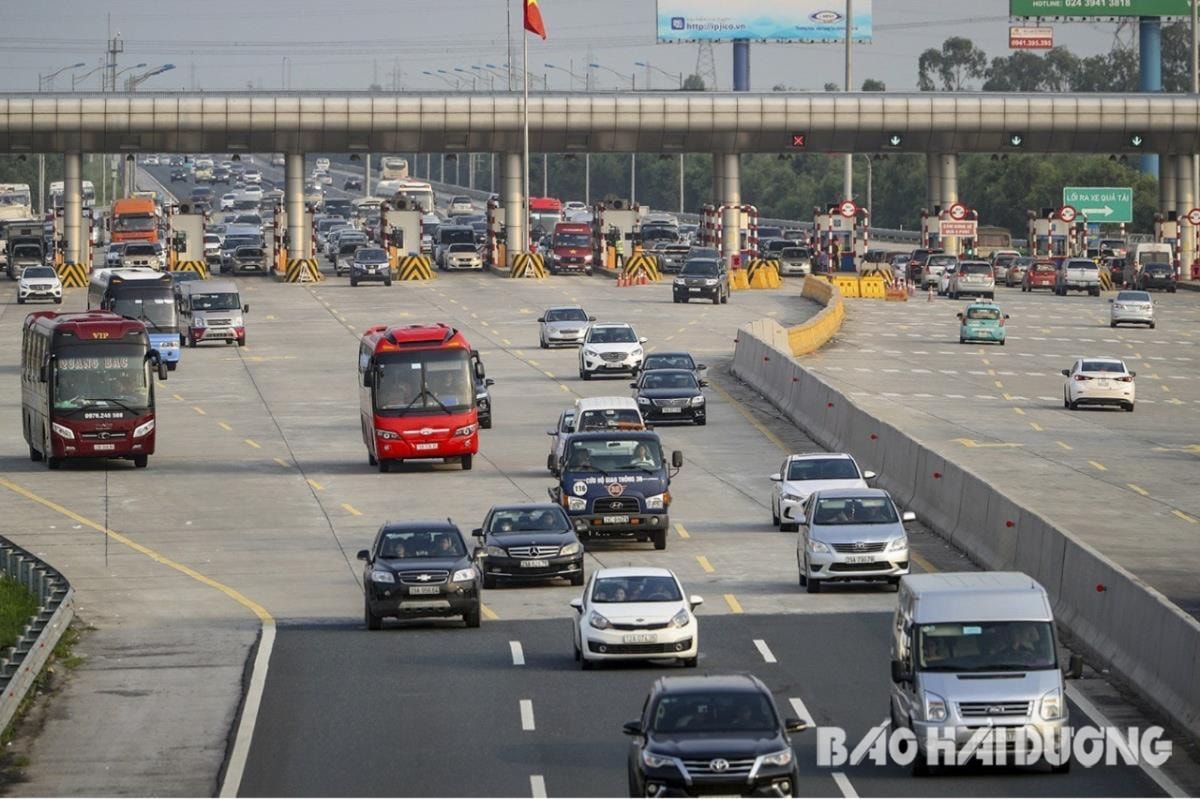 Đường cao tốc Hà Nội - Hải Phòng là cao tốc loại A, được áp dụng một số tiêu chuẩn quốc tế, khởi đầu từ nút giao vành đai III Hà Nội đi qua các tỉnh Hưng Yên, Hải Dương và kết thúc tại cảng Đình Vũ (Hải Phòng). Trong đó đoạn qua Hải Dương dài 40 km đi qua huyện Bình Giang, Gia Lộc, Tứ Kỳ, Thanh Hà; có 2 nút giao đã đi vào hoạt động tại huyện Gia Lộc (lối xuống quốc lộ 38 B) và nối với đường tỉnh 392 tại huyện Bình Giang. Trong tương lai sẽ có 1 nút giao nữa từ cao tốc xuống huyện Thanh Hà