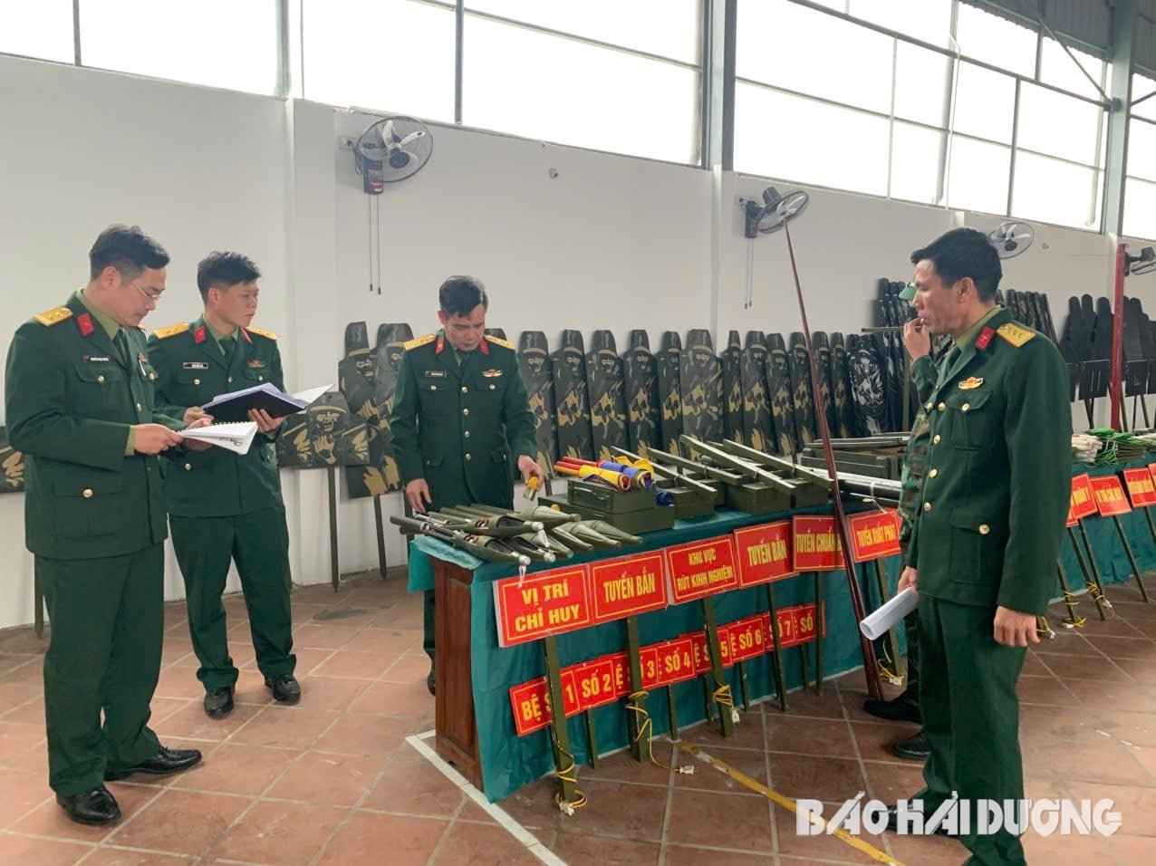 Đoàn công tác Bộ Chỉ huy quân sự tỉnh Hải Dương kiểm tra mô hình, học cụ chuẩn bị công tác huấn luyện năm 2025 tại Ban Chỉ huy quân sự huyện Nam Sách