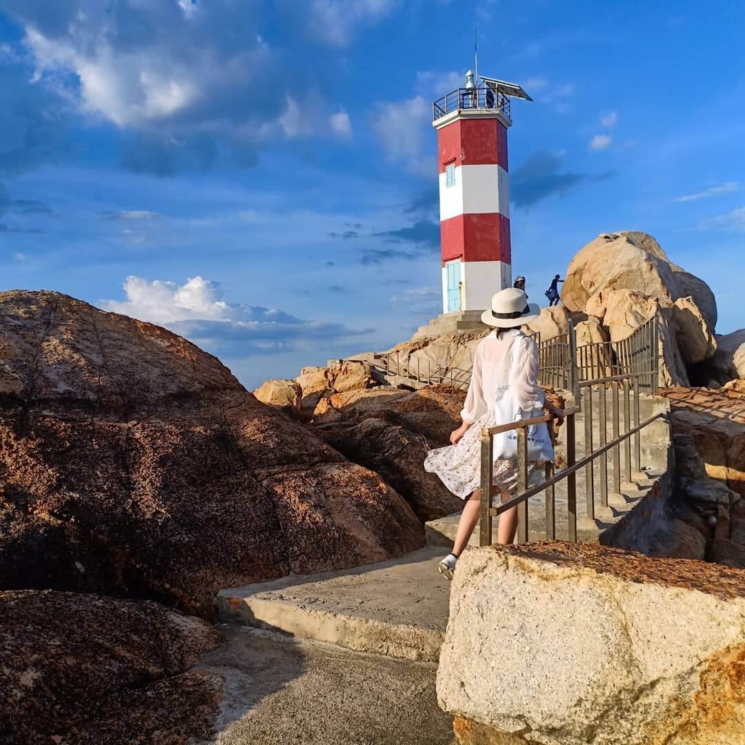 Nổi bật trên những gành đá hoang sơ là hình ảnh ngọn hải đăng gành Đèn với hai màu chủ đạo trắng – đỏ.