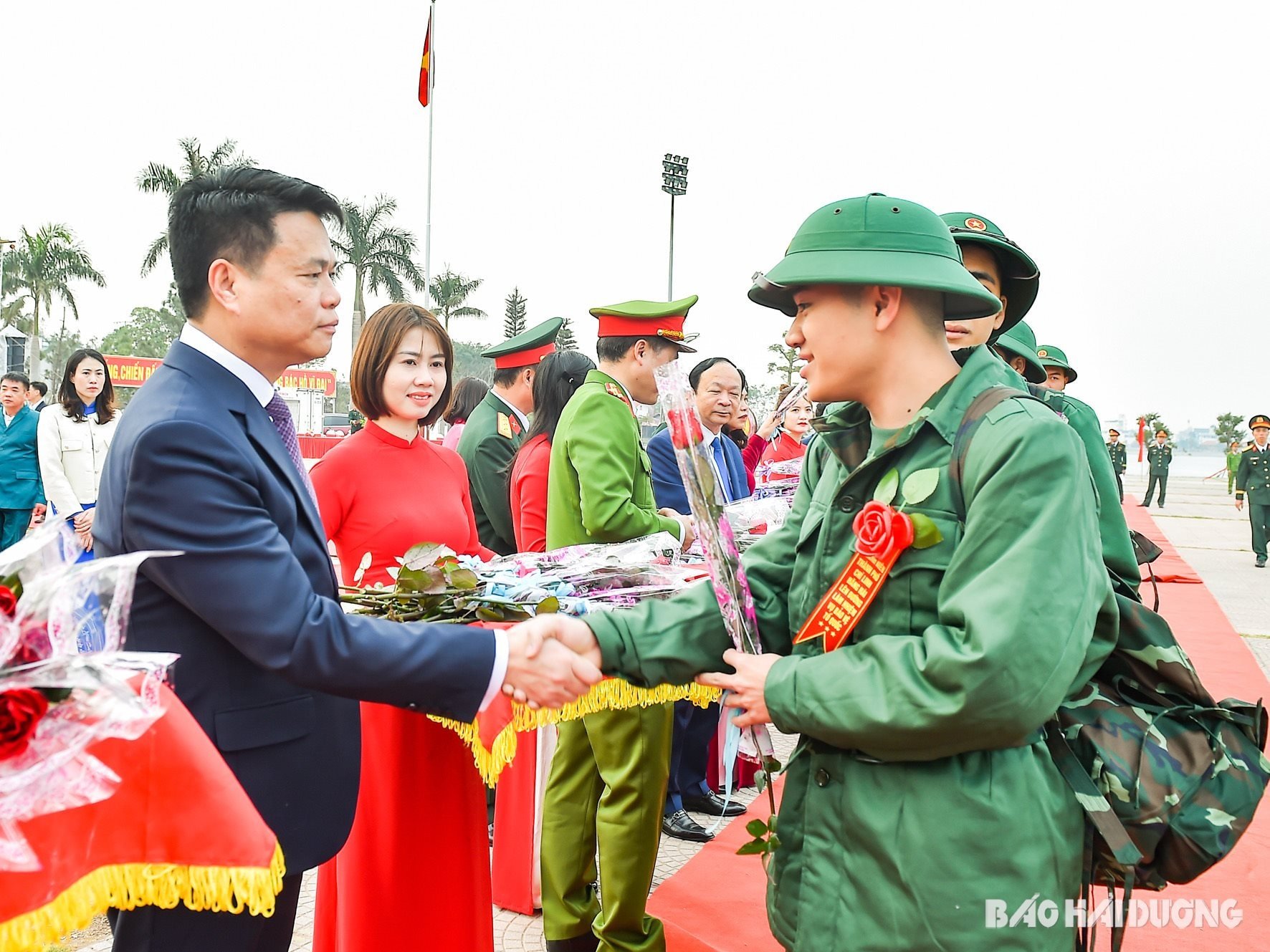 dồng chí Lê Ngọc Châu, Phó Bí thư Tỉnh ủy, Chủ tịch UBND tỉnh tặng hoc động viên tân binh