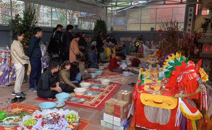 Hàng chục người dâng sao giải hạn tại một ngôi đền ở quận Hà Đông, Hà Nội ngày 5/2/2025. Ảnh: Nga Thanh