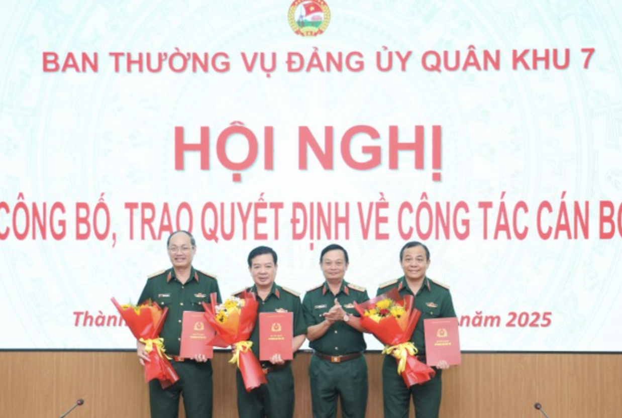 Chính ủy Quân khu 7 Trần Hoài Trung trao quyết định về công tác cán bộ cho các tướng lĩnh. (Ảnh: Báo QK7)