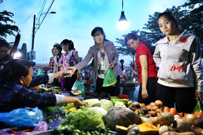 Công nhân Khu Công nghiệp Tân Tạo (TP HCM) đi chợ mua đồ ăn. Ảnh: Hữu Khoa