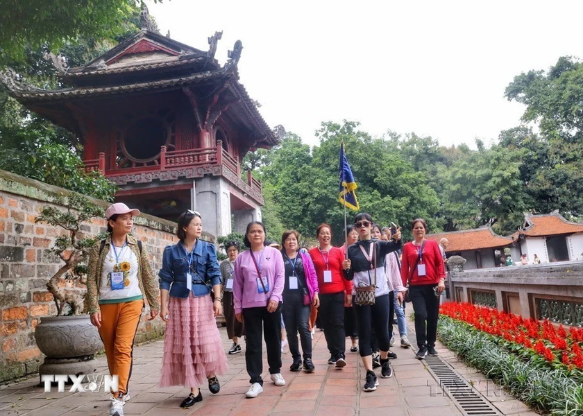 Đoàn khách du lịch Trung Quốc đầu tiên tới tham quan Thủ đô Hà Nội sau đại dịch COVID-19, sáng 16/3/2023. (Ảnh: Tuấn Đức/TTXVN)